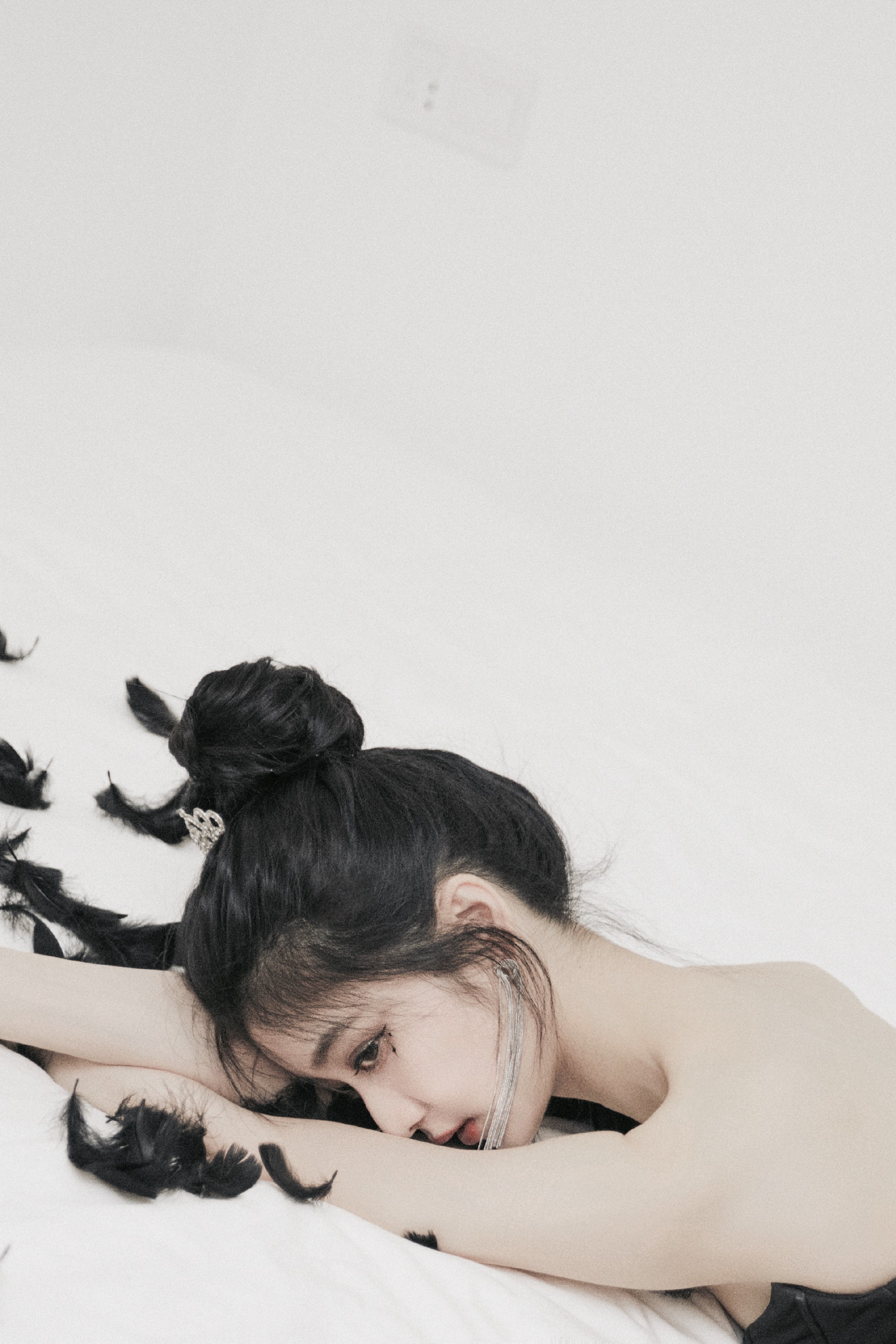 戚砚笛元气公主黑天鹅，黑色抹胸裙，少女感满满。戚砚笛