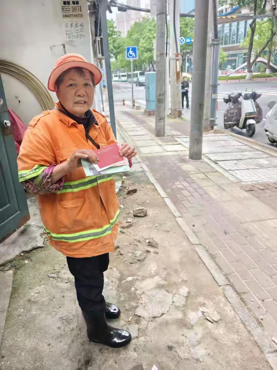 平凡环卫工拾金不昧，朴素初心暖透人心
普通环卫工拾金不昧还婉拒感谢，平凡举动尽显