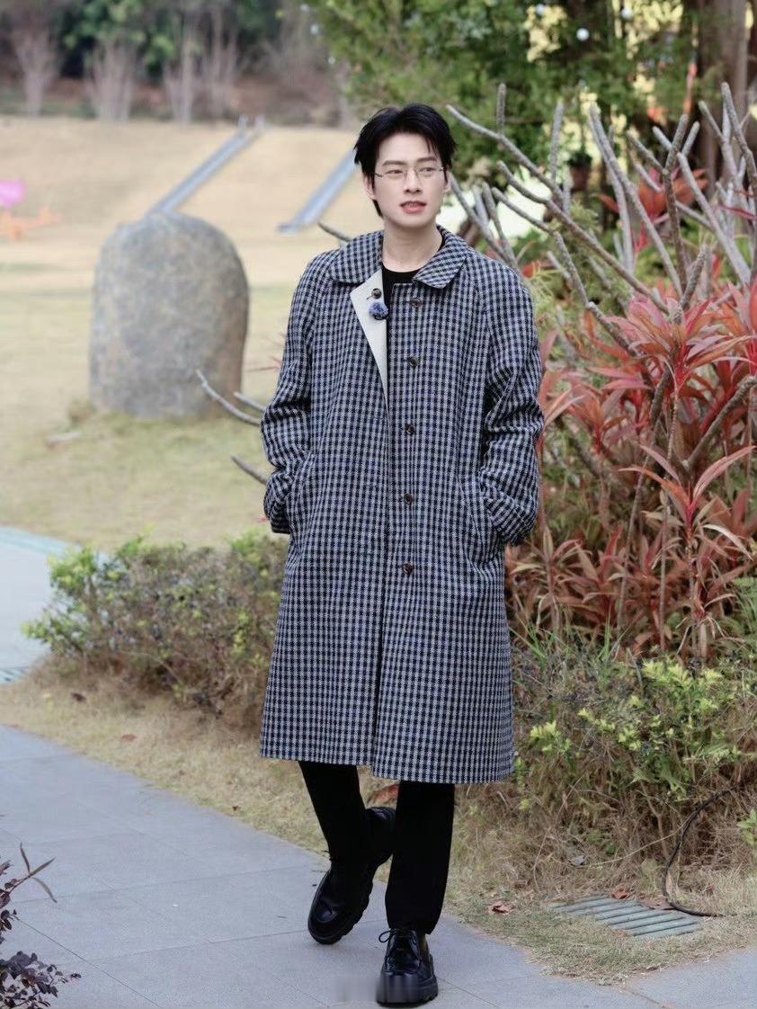 魏大勋宋妍霏向左走向右走周五晚高疯 魏大勋宋妍霏同框名场面笑晕！一个左走一个右走