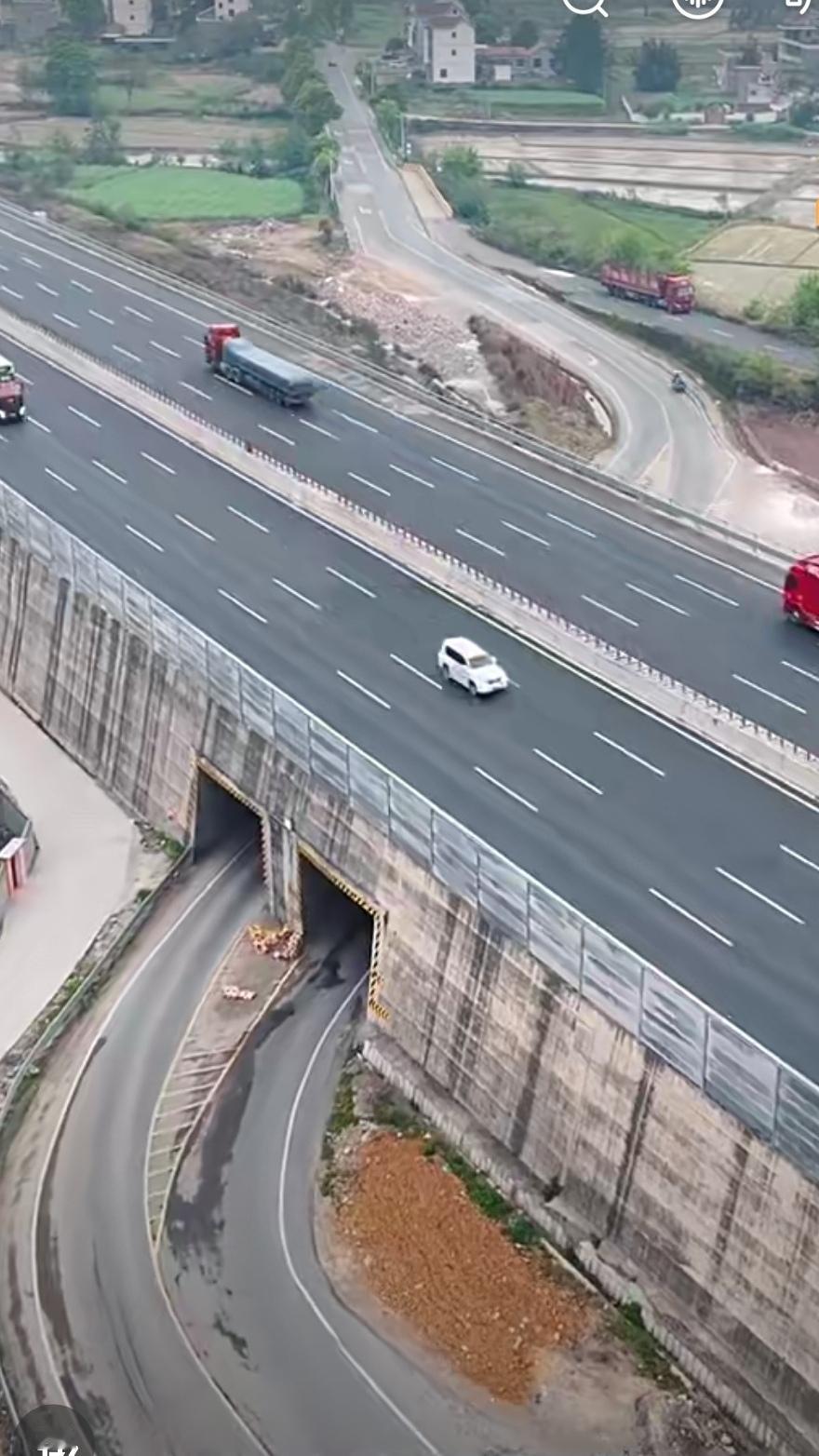 这公路规划真是想不通

这个公路遂道为什么要这样修出几个弯来呢？难道修直来会罚款