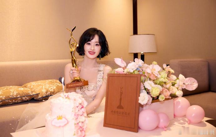 #人民日报报道赵丽颖获金鹰奖视后#赵丽颖获金鹰奖视后，人民日报的祝贺声中，我们看