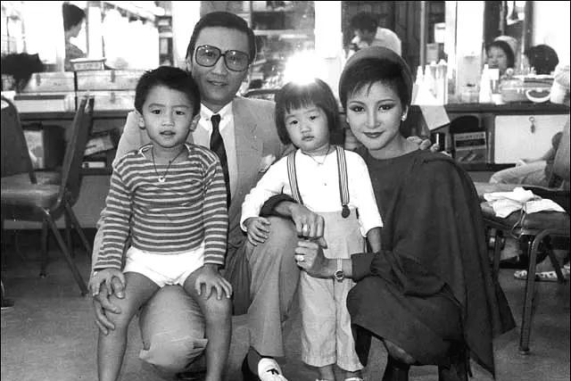 80年代，谢贤一家四口的合影，这张黑白全家福拍摄于一间老式化妆间，画面四人从左至