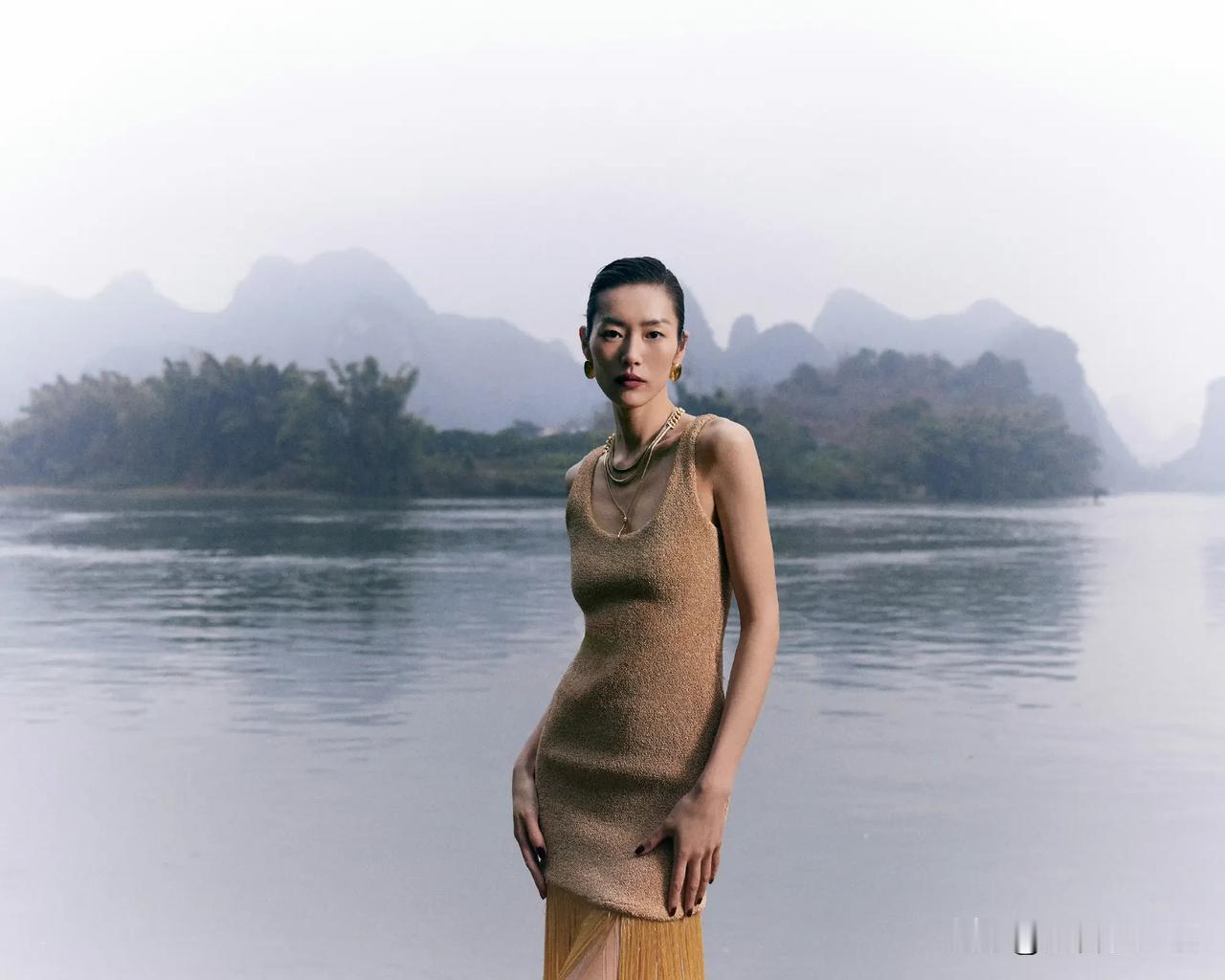 刘雯国风造型图曝光！
刘雯身穿黑色西服，在山水之间展现出东方美的独特魅力。她的身