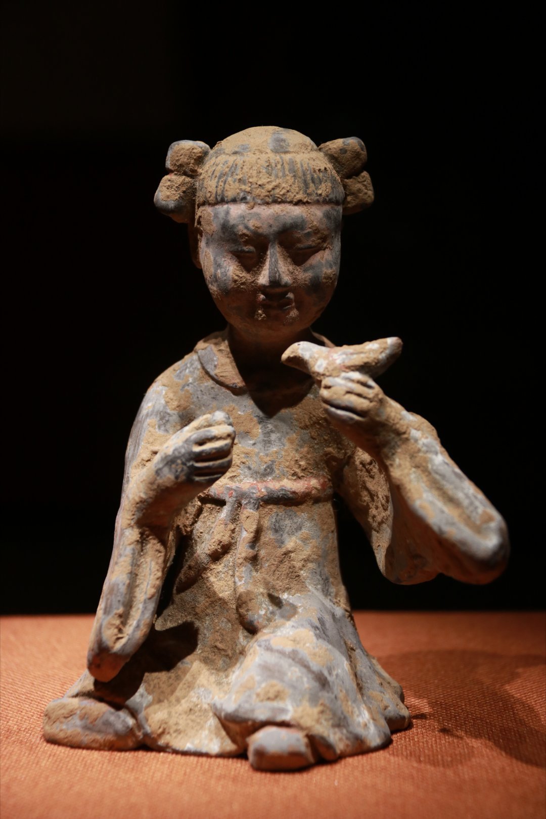 彩绘陶饲鸟童俑 北魏 天津博物馆藏此件别样的北魏陶俑见于天博新展“同铸山河——北