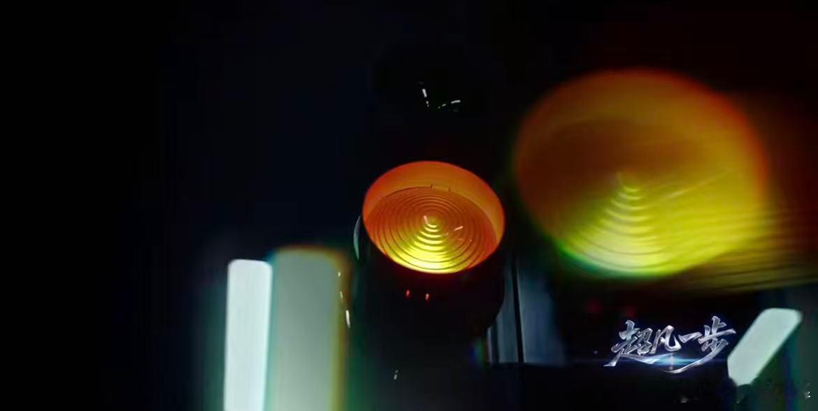 鸿蒙智行五界首聚直播 智能汽车进入生态竞争时代，鸿蒙智行如何领路？12月9日，王