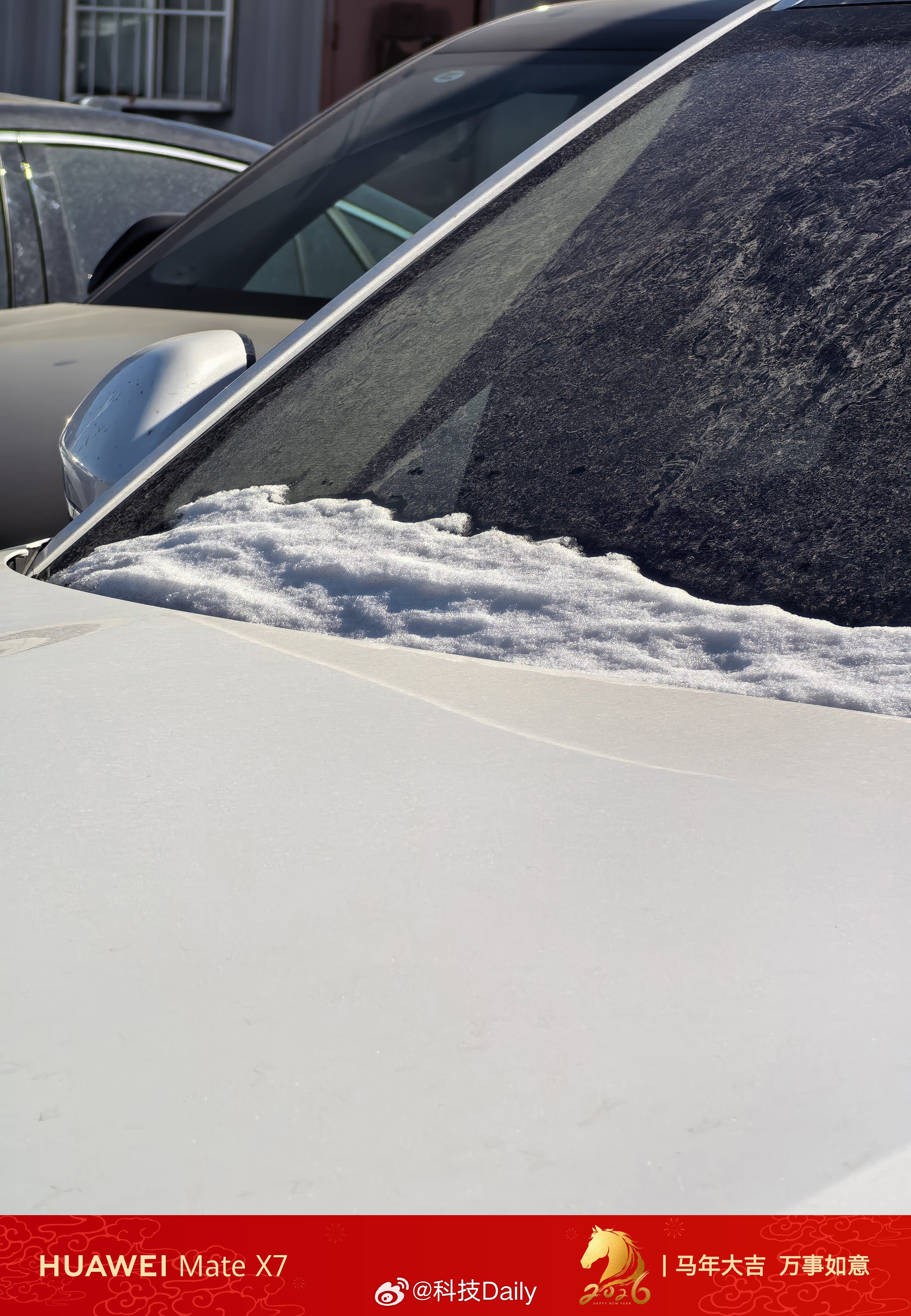 出差停户外停车场，北京下雪回来发现车上竟然还有没化的雪，不过车已经变成脏脏车了。