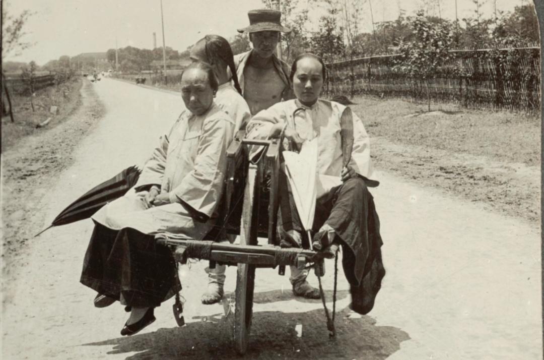 1926年的中国“网约车”独轮车是中国非常有特色的一种运输工具，两侧可...