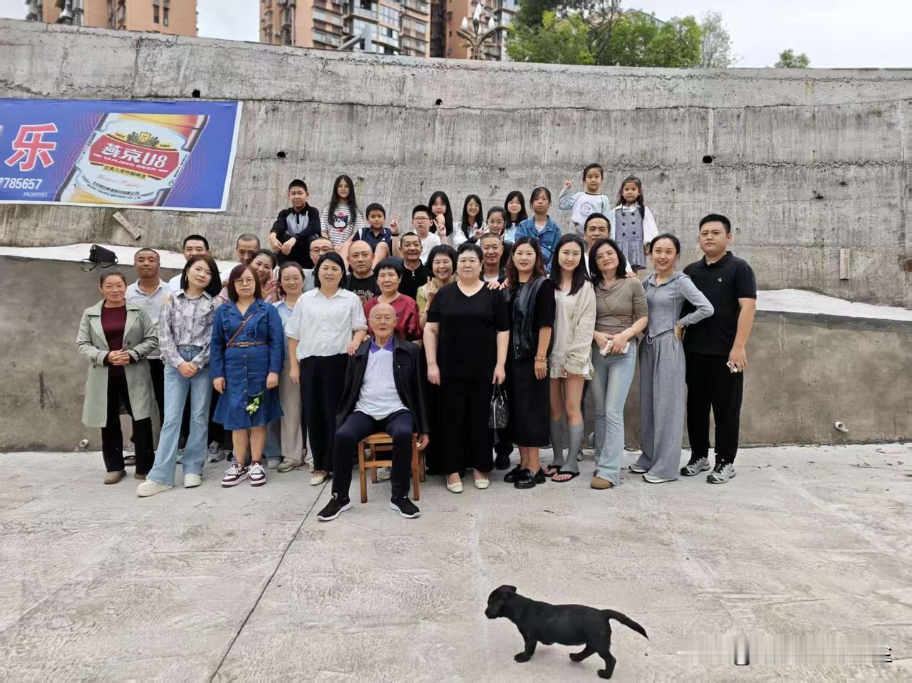 猜猜我在哪？今天是爷爷的90大寿，在姑父的农家乐举行的家族聚会，我也出席了！
