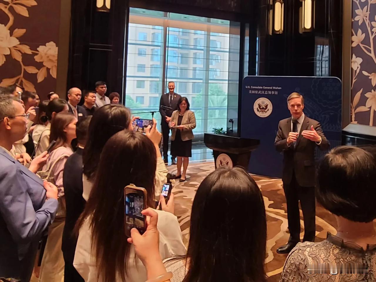 美国🇺🇸驻华大使伯恩斯
发文说：“我与中国美国商会和美中贸易全国委员会在湖南