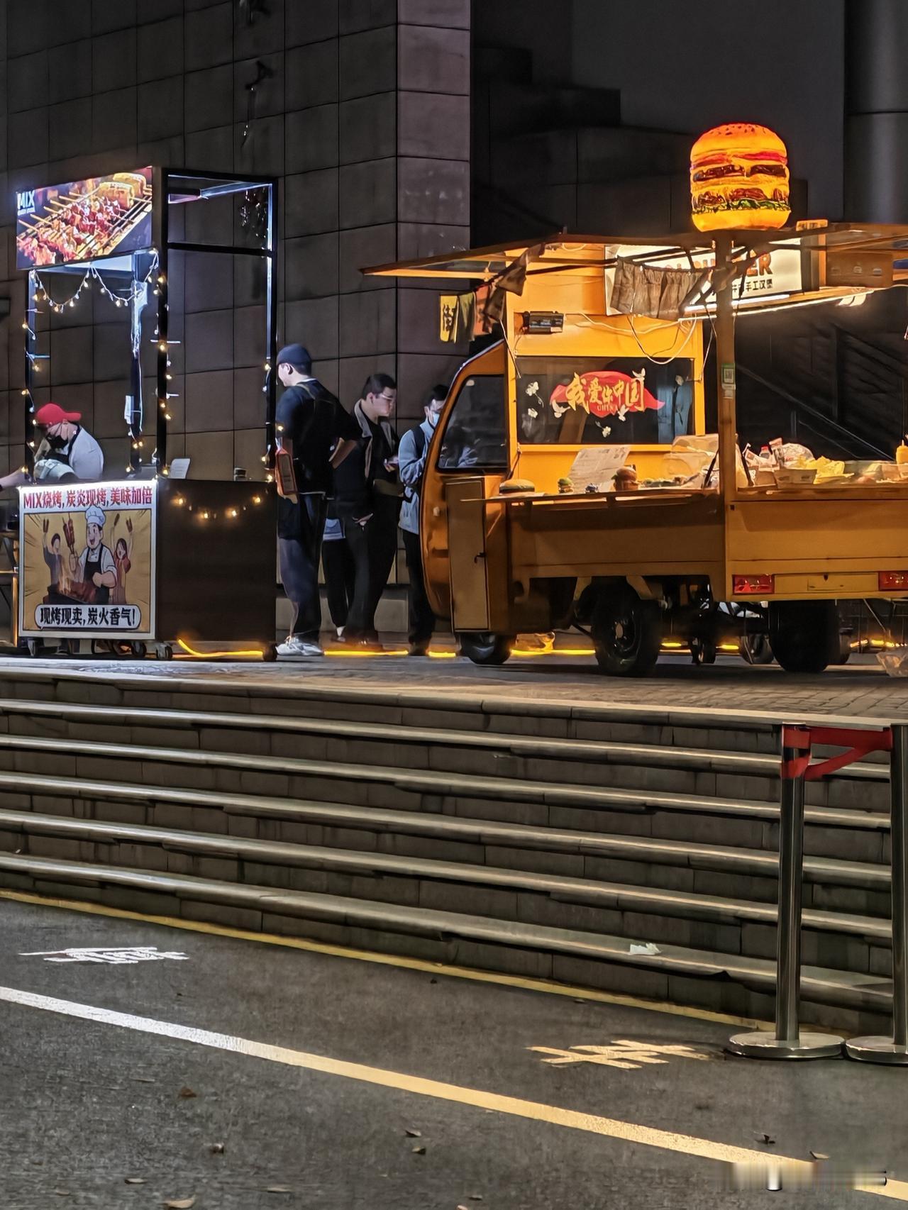 不知道从什么时候开始，食堂门口突然冒出了两个夜市小摊位，主打烧烤。

铺子生意不