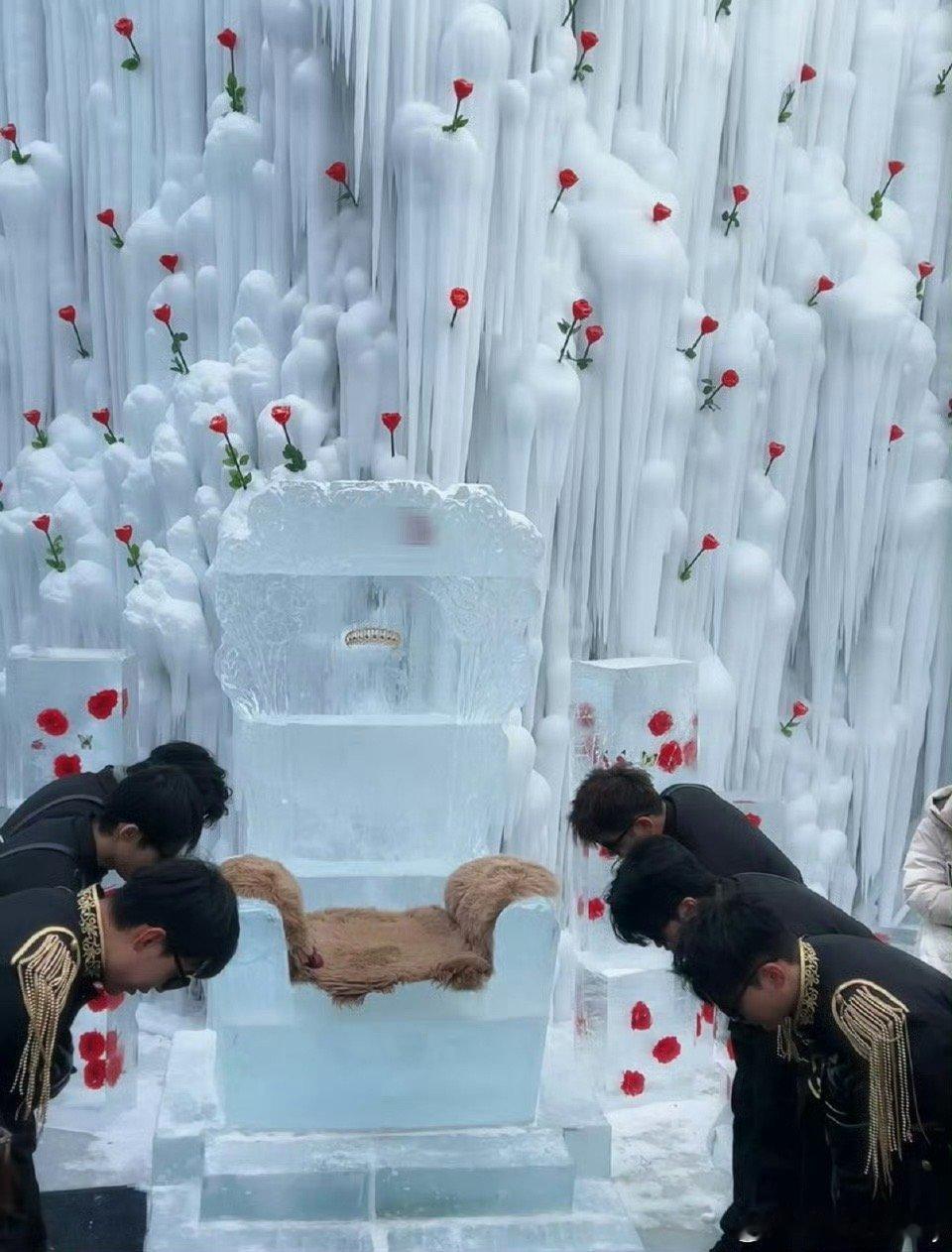 长白山这波太会了！被长白山黑骑士宠成冰雪女王了 冰封玫瑰绕着爱心穹顶，黑骑士们列