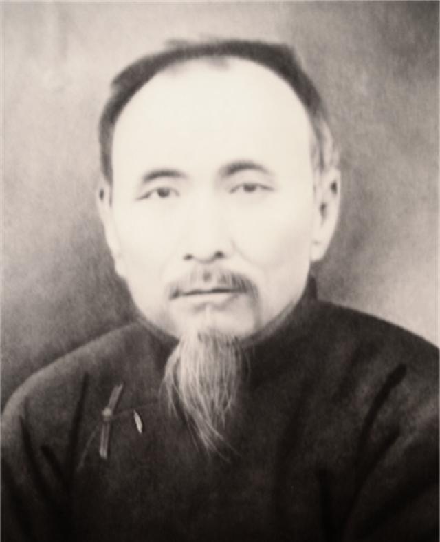 1935年冬，长沙牢房的铁门被踹开时，杜心五正盘坐在草堆上闭目养神。

土肥原贤