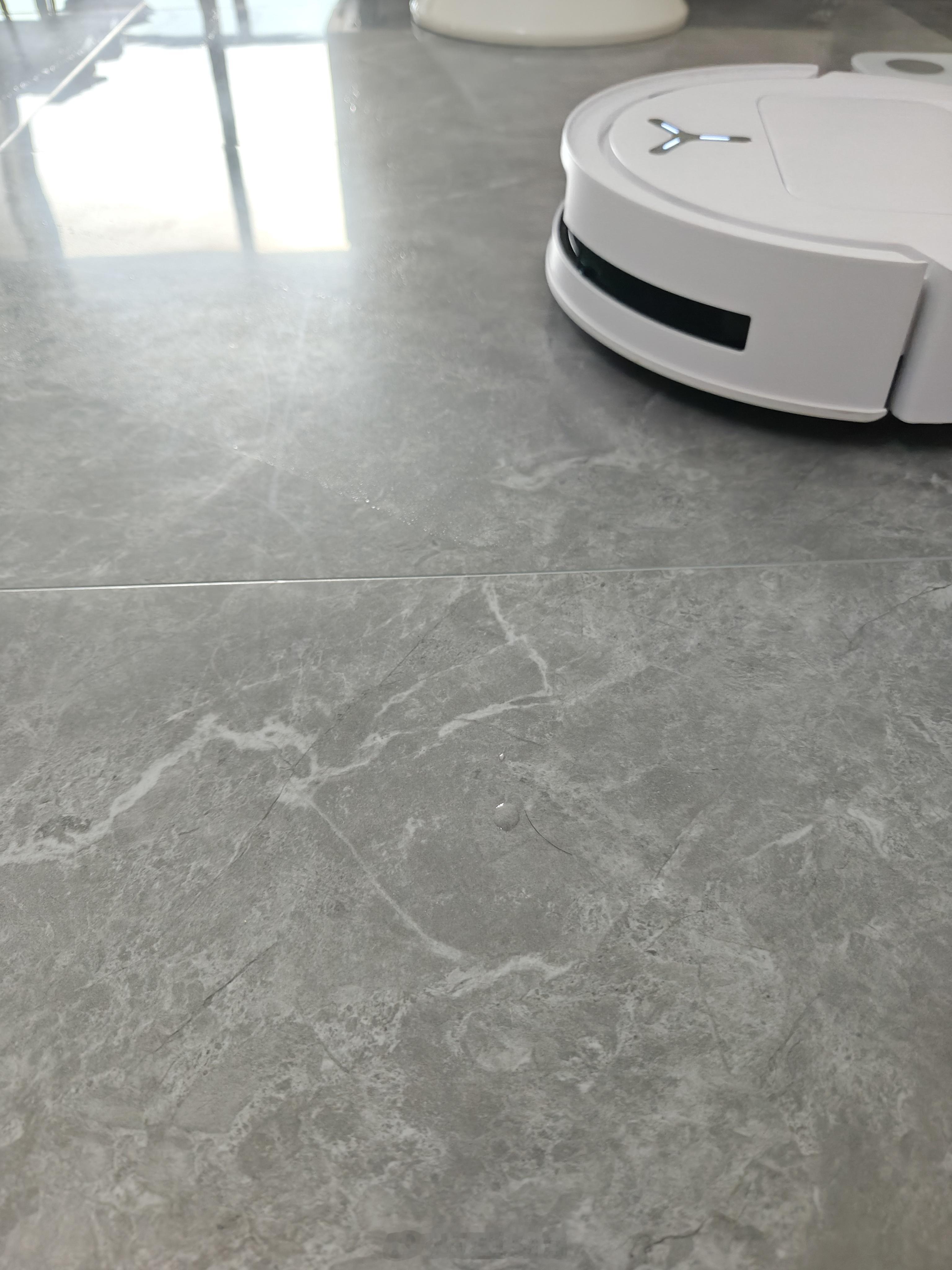 科沃斯扫地机器人T80，这家伙老喜欢半路尿一滴，还有越障能力差点。