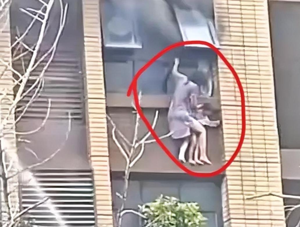 她撑住了那么久，却没撑过最后一秒！
 
五楼窗外，十公分宽的墙沿，一个妈妈用腿夹