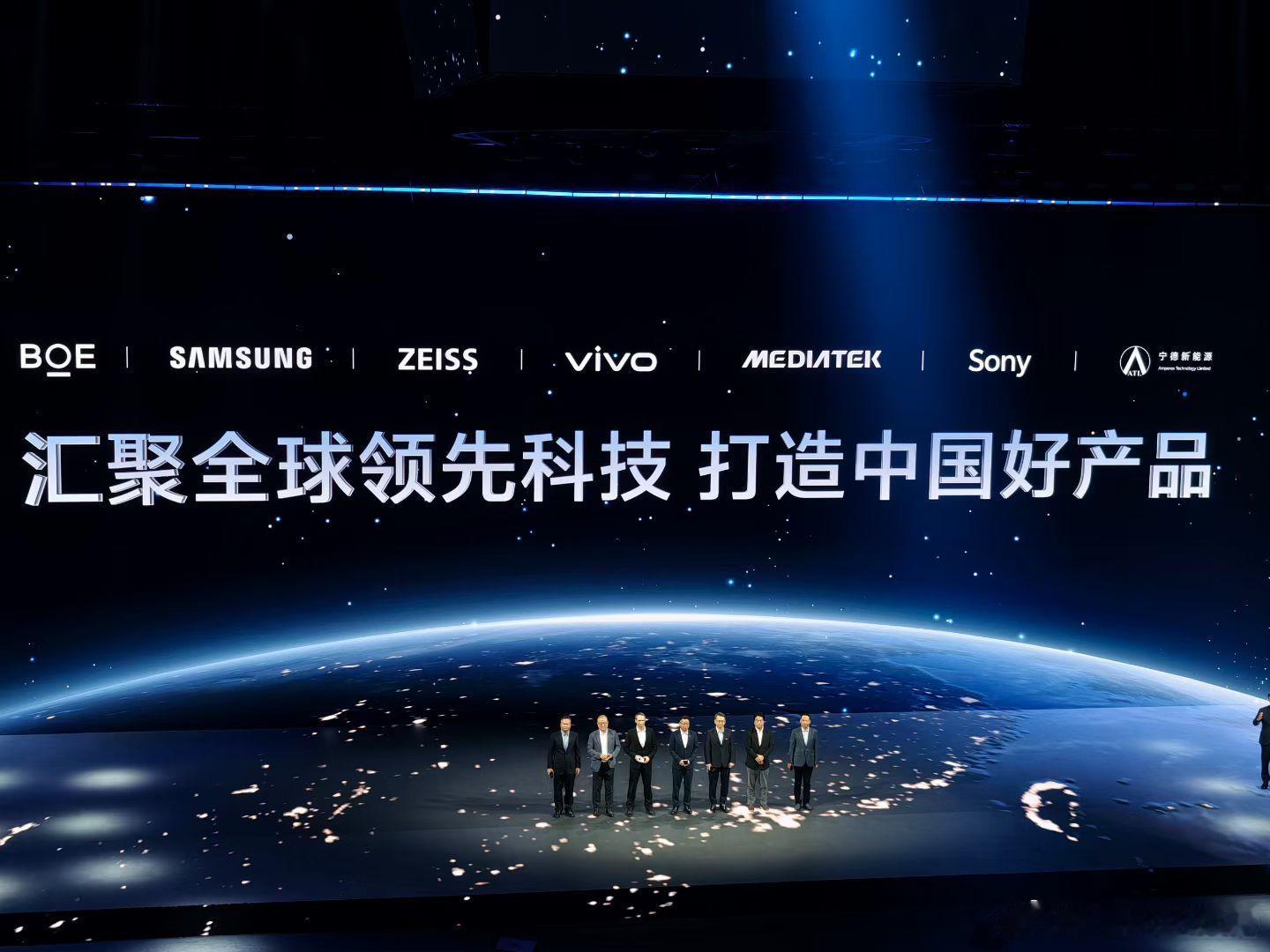 vivoX300系列发布会蓝科技自研+共研强大阵容，来看看vivo的朋友圈[抱一