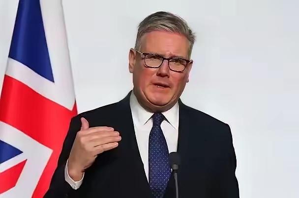 英国首相斯塔默突然不装了，直接给全世界扔了个“重磅炸弹”。他在伦敦的晚宴上公开承