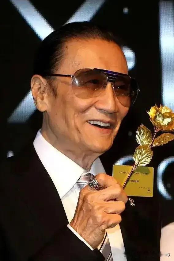 演员谢贤说，我虽然脾气不好，一辈子没有打过架，唯一的一次，是打了八十一岁的曾江，