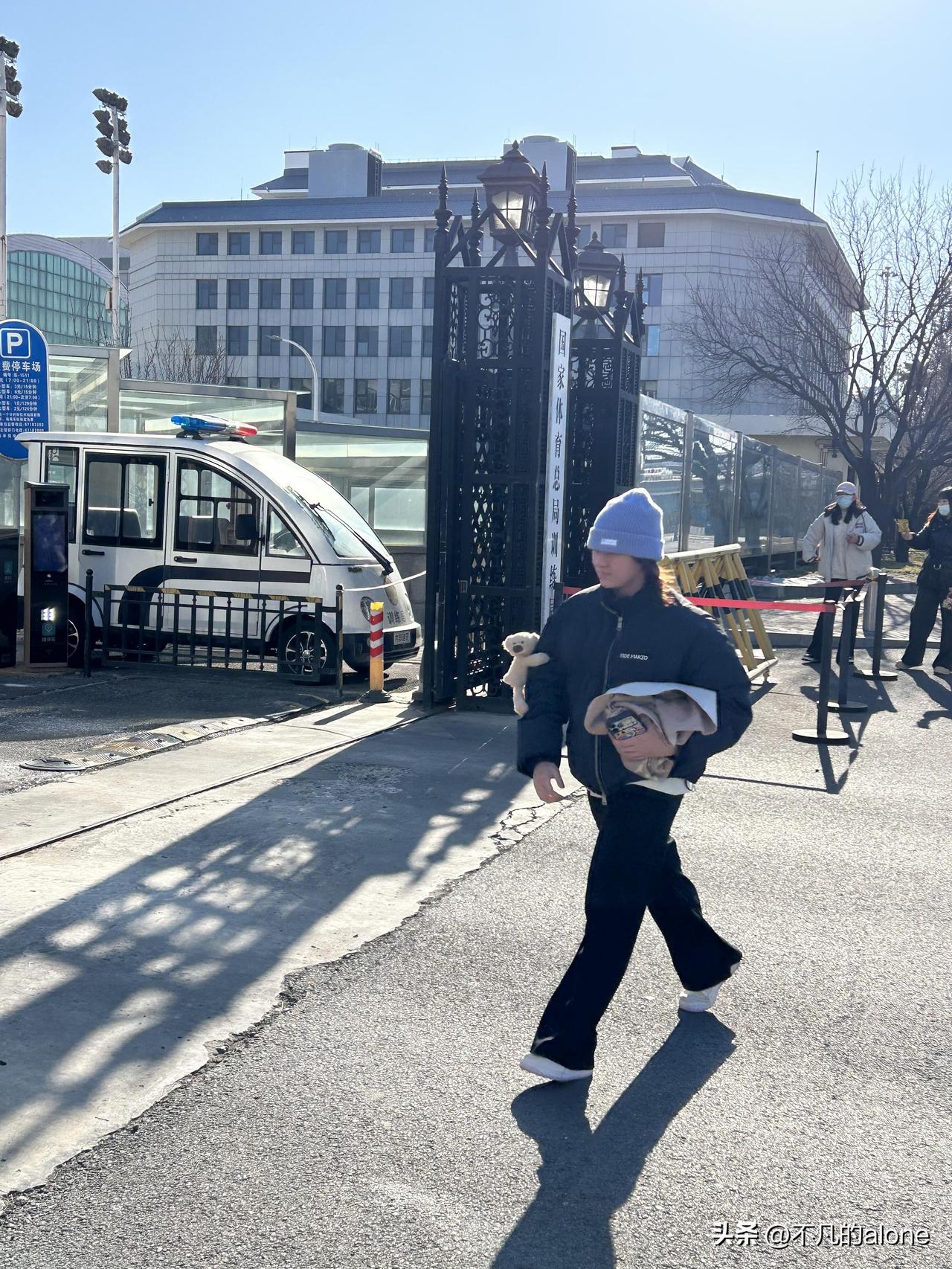 12月21日，全红婵现身体育总局训练局被网友偶遇。婵宝身披黑色羽绒服，头戴浅色帽