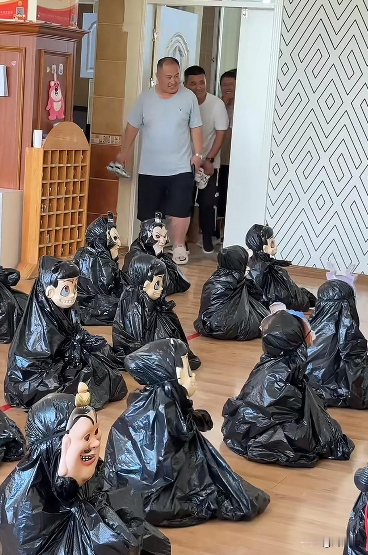 现在的幼儿园玩的真花，让学生身披黑色塑料袋，头戴哪吒、太上老君、申公豹等面具，叫