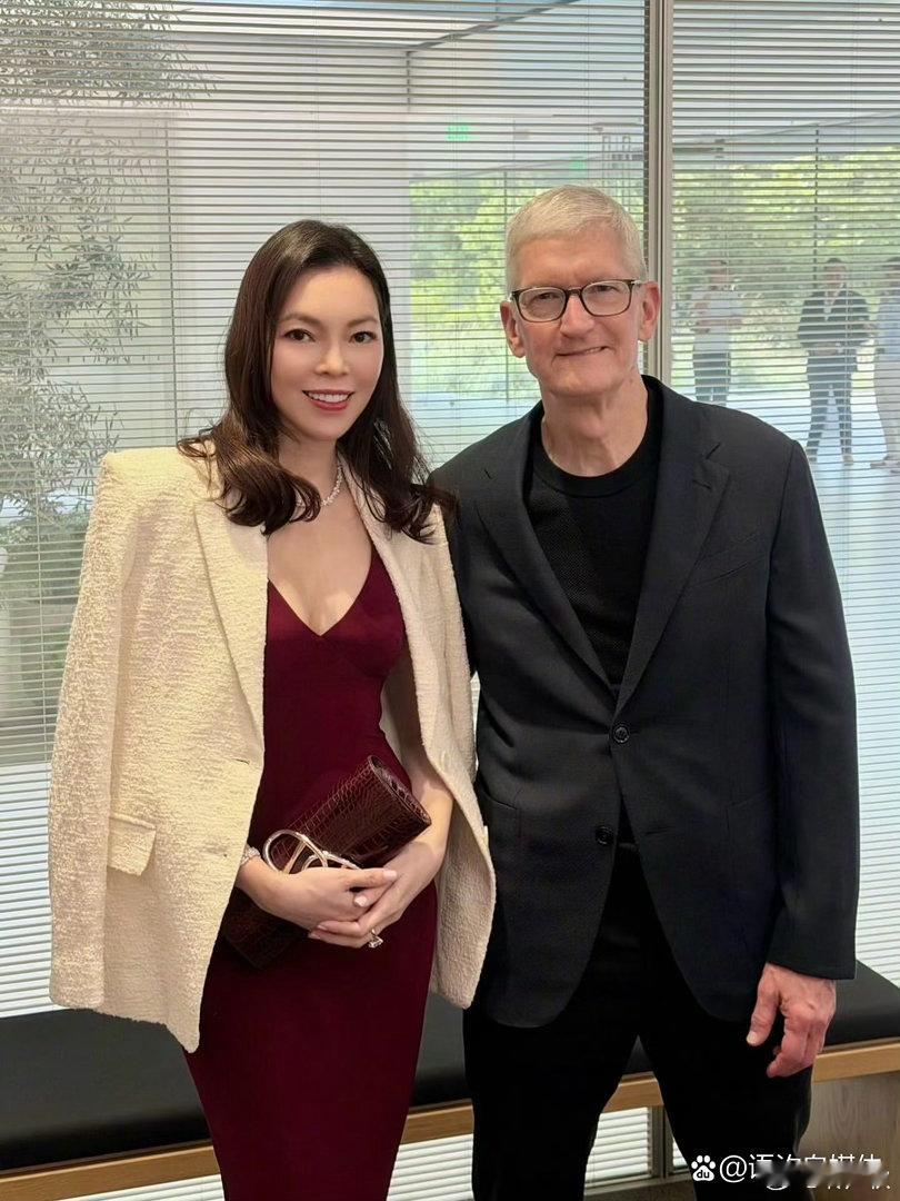 曾馨莹晒与丈夫郭台铭一同前往加州Apple Park，出席蒂姆·库克离职晚宴 ​