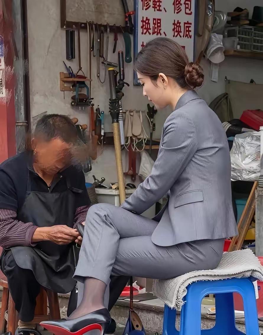 有的女人看起来真的好精致，乌黑亮丽的秀发盘起来后更显得优雅大方！光看侧面就可以判