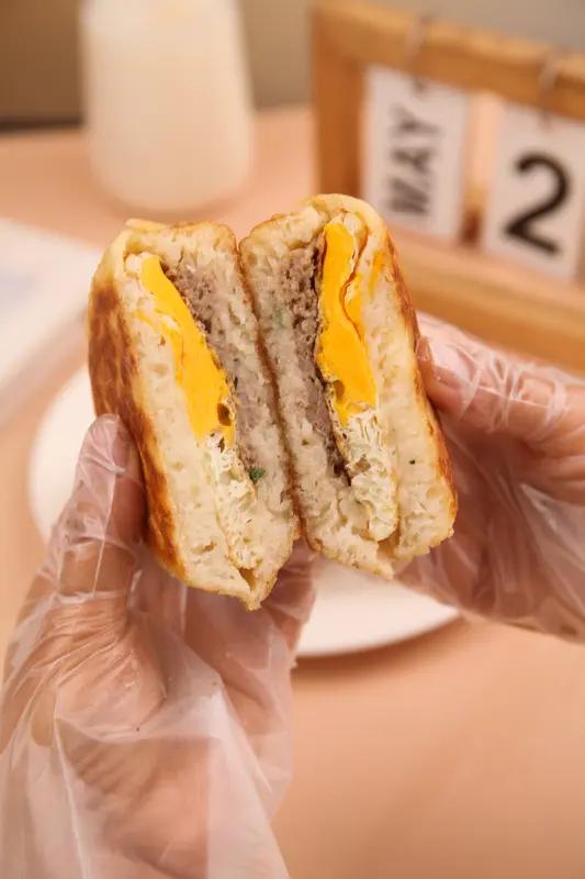 今天学做肉蛋堡，看着简单，第一次做还真不简单

首先调制肉馅，得用梅花肉
或者前