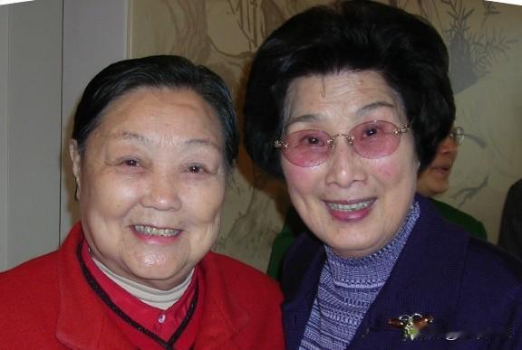 两位戏曲大家早期的合影。
一位是豫剧大师，她的“穆桂英”威风凛凛；
另一位是越剧