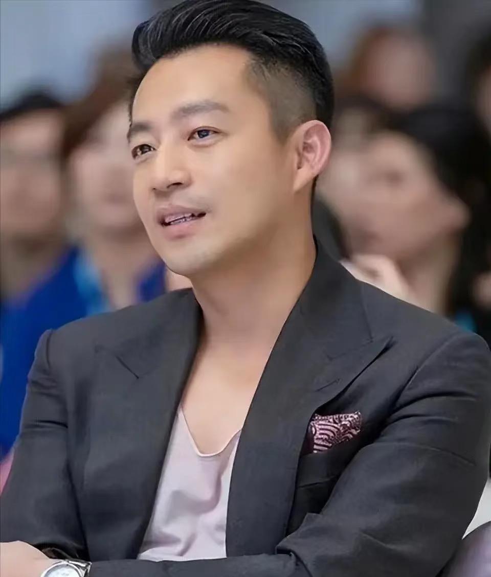 汪小菲这两天估计正后悔得拍大腿呢！前脚刚硬气地喊“麻六记跟张兰没关系”，后脚销量