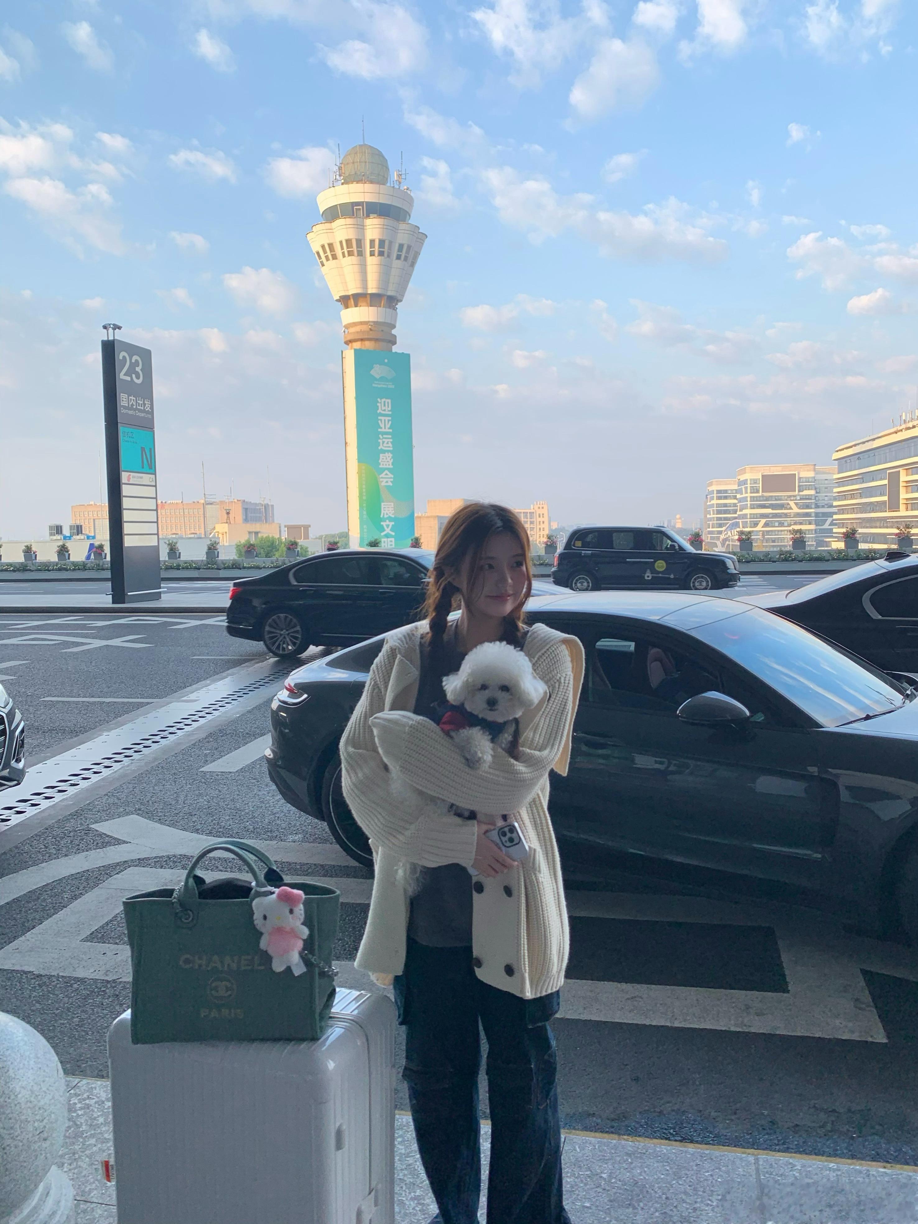 落地啦 小狗接我回家 今晚加班搞链接和发合集剧透😌👌🏻💗店铺搞了双11两