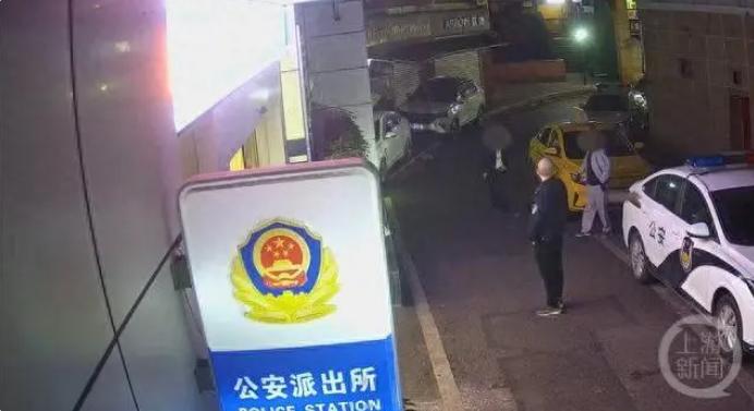 重庆，一出租车司机拉到4年前骗自己的骗子，随即不动声色的将车门全部锁死，一脚油门