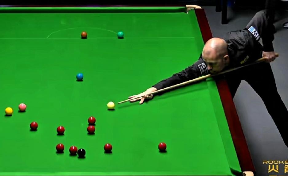 21：00接场比赛的庞俊旭对阵霍金斯，庞俊旭赢了第1局，霍金斯第2局胜出，比分战