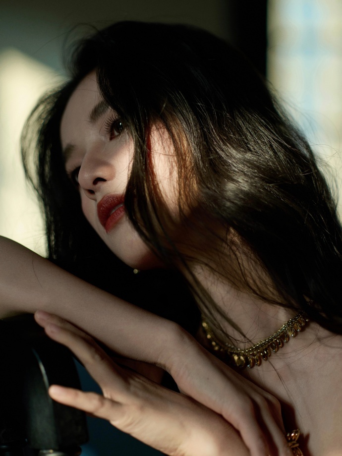 张婧仪你想美死谁阿！每次#张婧仪口红#都让我大种草，立刻去下单了兰蔻221#张婧