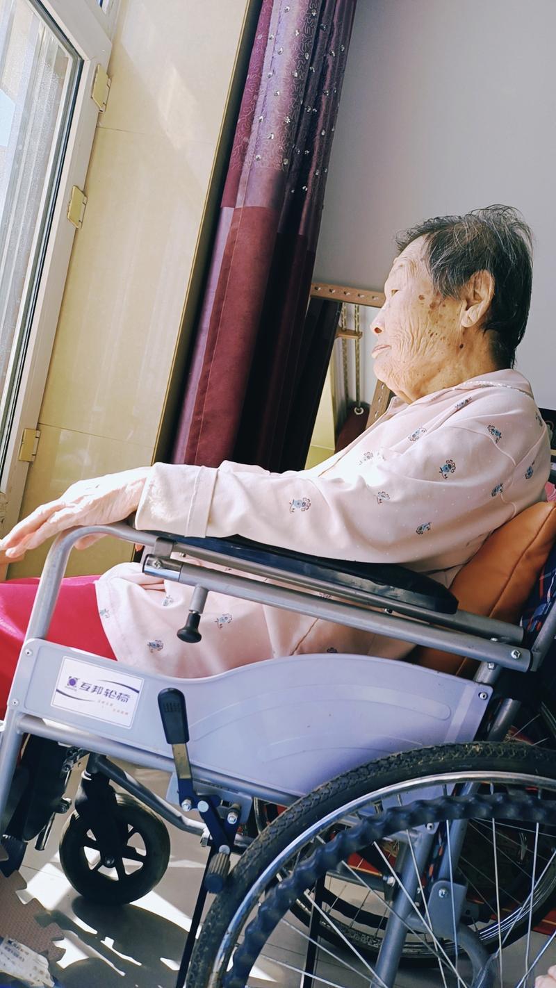 一段非常现实的话：
“只要你去伺候一个屎尿屁都不能自理的老人，不用多，就俩月，你