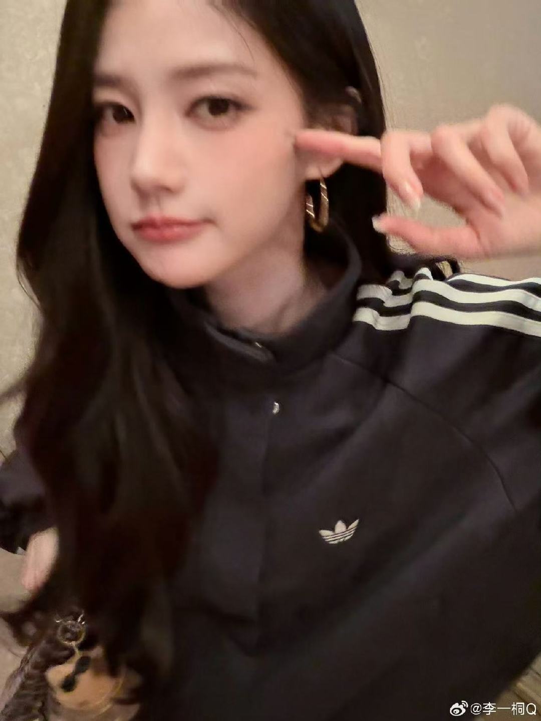 李一桐玩梗城里办事李一桐穿了城里办事外套李一桐玩了城里办事的梗李一桐穿了城里办事