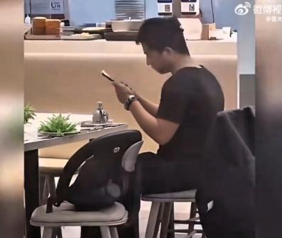 刚看个热搜，直接看出一身冷汗。吉林某大学食堂，小伙抱花当众示爱。女方没现身，他坐