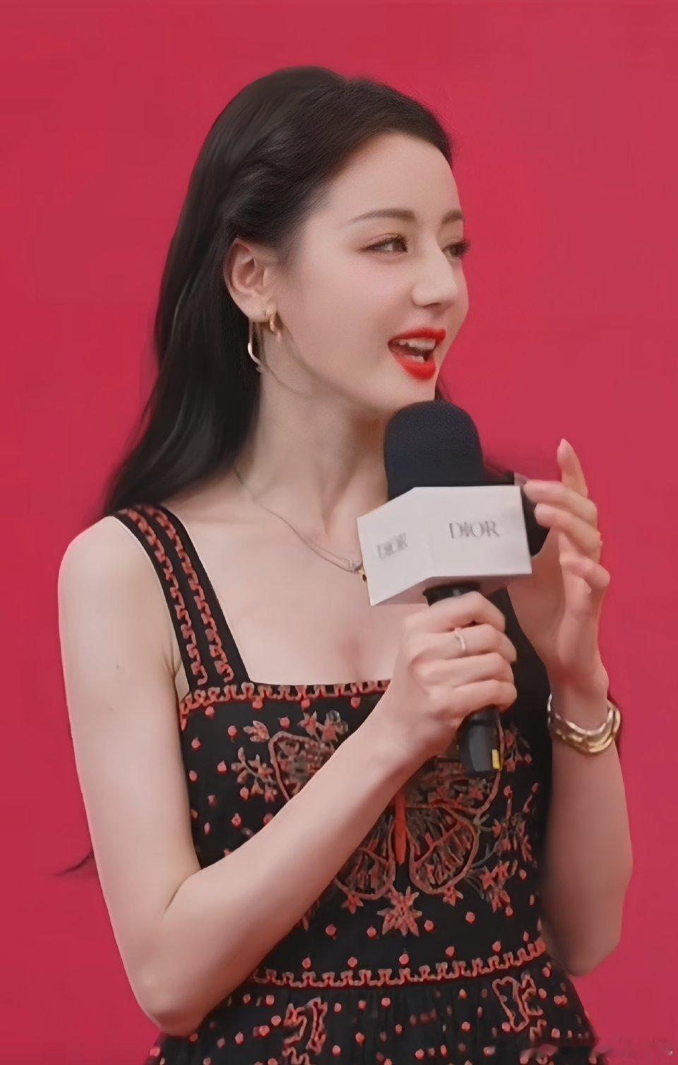 迪丽热巴今天复古暗红长裙，美到惊人[鼓掌][鼓掌]#迪丽热巴成都活动人气# ​​