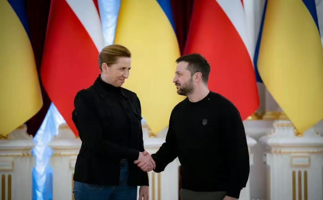 现在有一个很好的对比，同样都是欧洲，乌克兰战斗到最后一个乌克兰人，也不把顿巴斯地