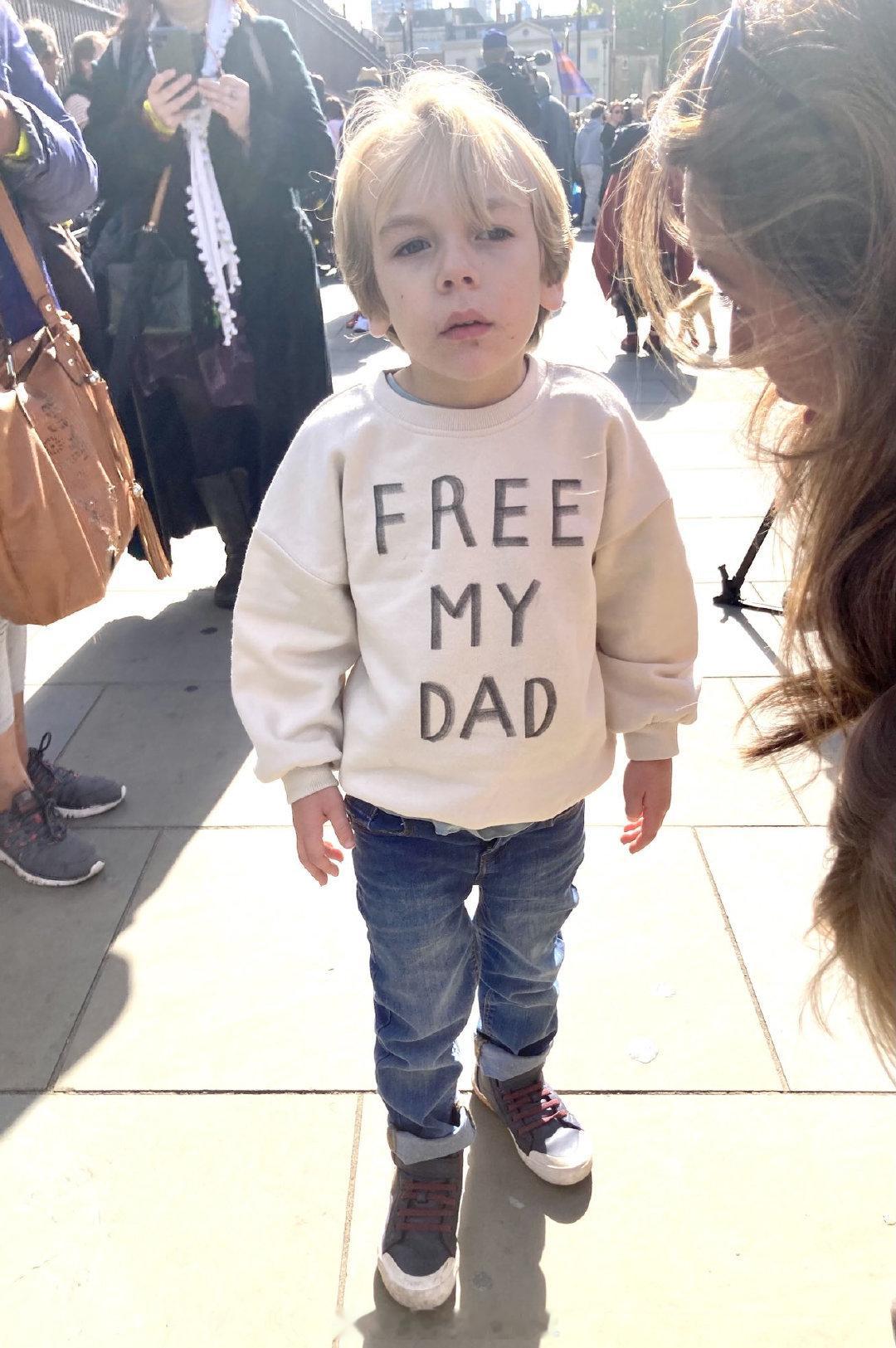 为维基解密和阿桑奇工作的一位女律师,在多年工作中与阿桑奇产生感情.两人在厄瓜多尔