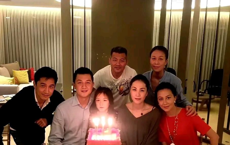 一囗气能把照片上的七个人全认出来的，你肯定是个超极影迷了，这七个人除了中间的小女