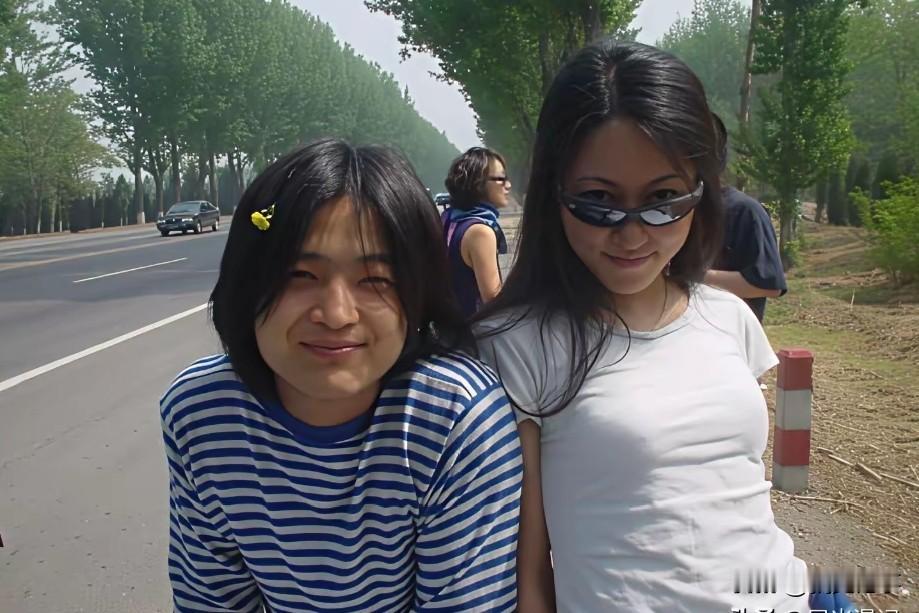 90年代，何勇与姜昕合影，摇滚黄金年代的青春剪影。镜头下，何勇身着蓝白条纹海魂衫