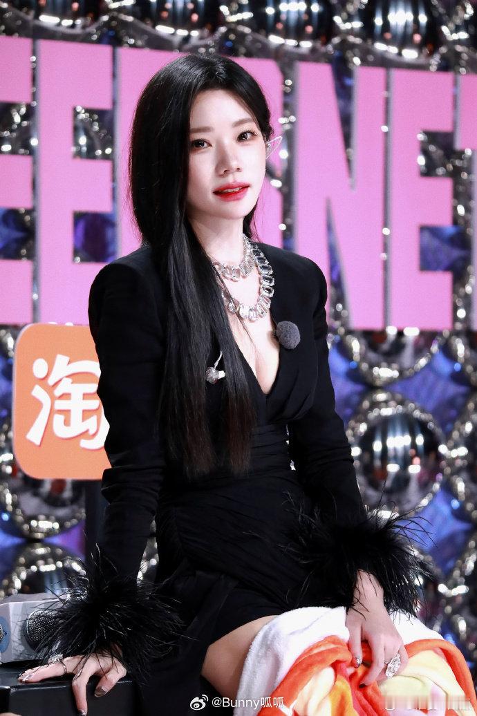 张紫宁下一个顺位是她收官发文 刚刷到张紫宁的收官文，瞬间想起女孩们为了舞台熬夜改