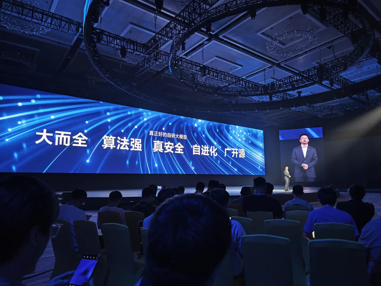 vivo发布自研AI蓝心大模型，这里给大家画个重点。

蓝心大模型矩阵：五款大模