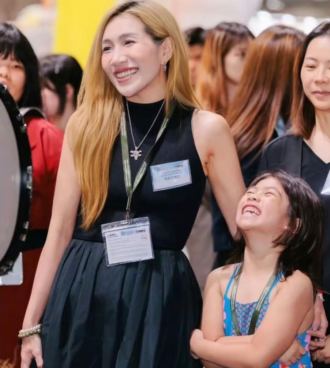 何超盈六岁爱女辛千觅举办个人艺术展，小小年纪便已屡获殊荣。展览现场，母女二人温馨