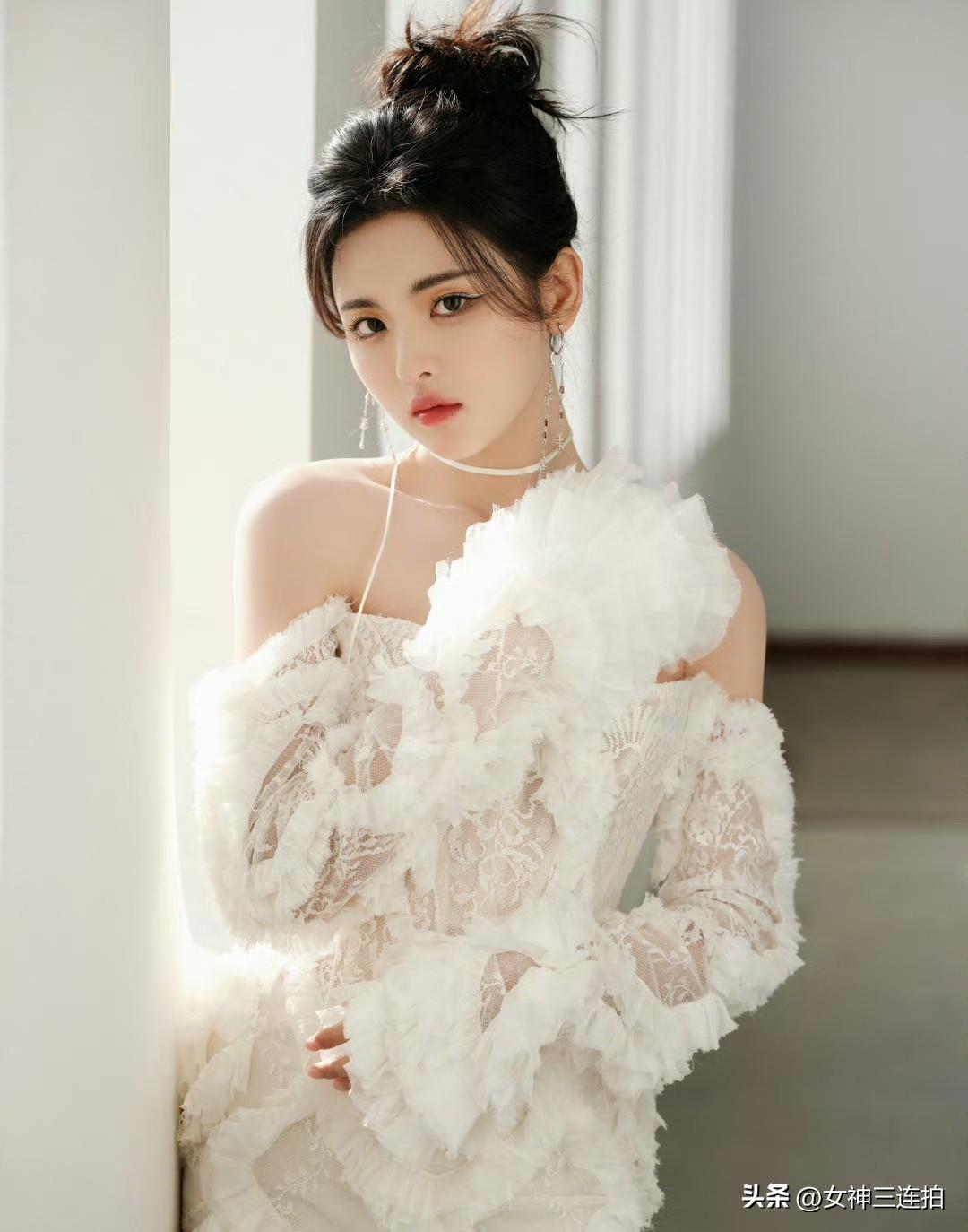 优雅白裙，梦幻蕾丝，女神三连拍👗✨