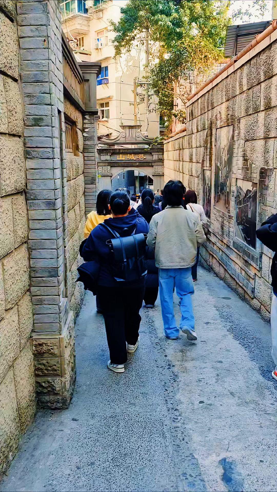 重庆的上下半城差异，真的要亲自走一趟才懂。上半城是现代的繁华，高楼错落，8D魔幻