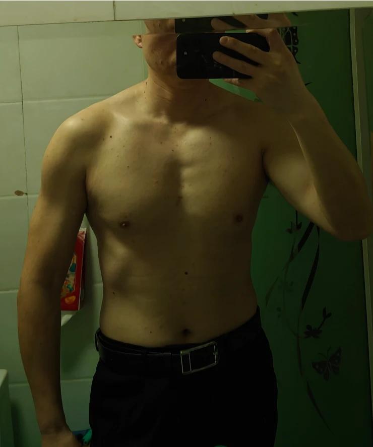 我45岁，现在健身每次基本也就四十分钟，一次一个部位，每个部位四个动作，各四组样