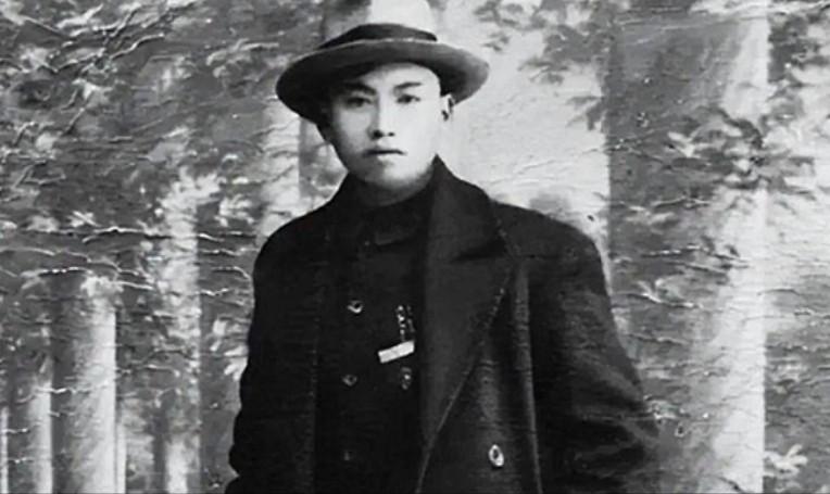 1937年延安劳山，警卫参谋陈友才穿西装扮周恩来引开匪徒，身中六枪二十刀牺牲，匪