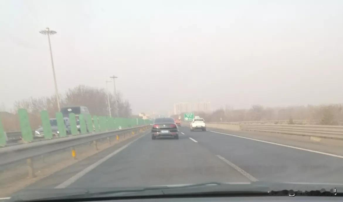 开特斯拉的小姐姐同事在开迈腾的同事耳边炫耀：我开了一年才1000多的电费，真真的