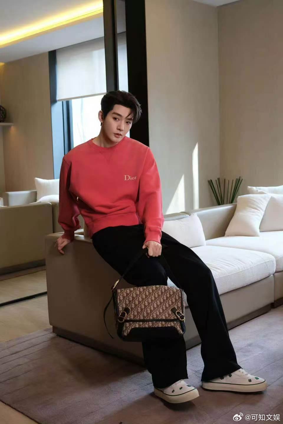 邓为春日粉色卫衣邓为好粉嫩邓为春日粉色卫衣，好帅， 