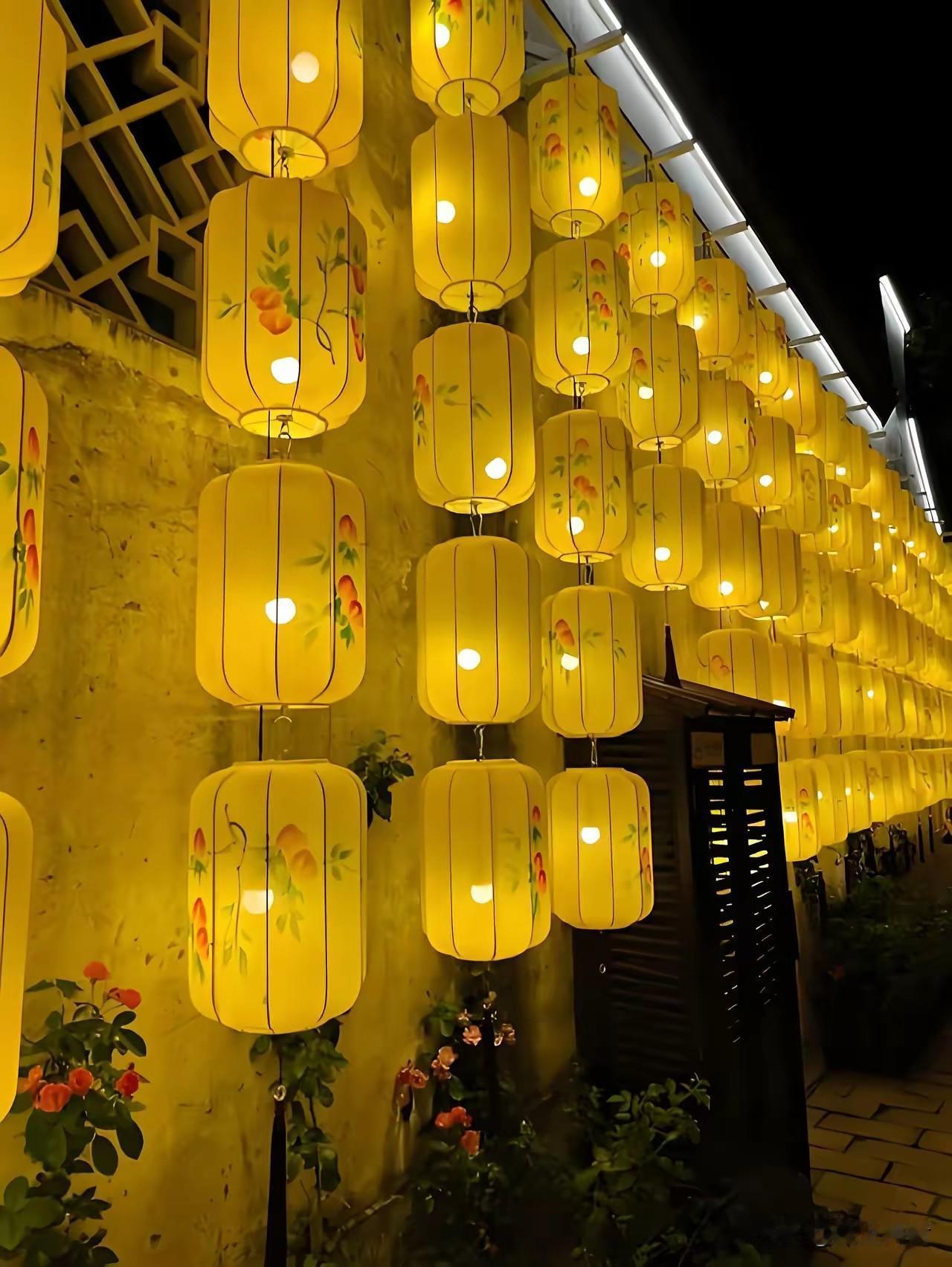 我就感觉这黄色的灯笼很好看!